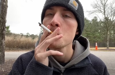 Лечение зависимости от табакокурения в Абинске Мужчина с сигаретой делает затяжку